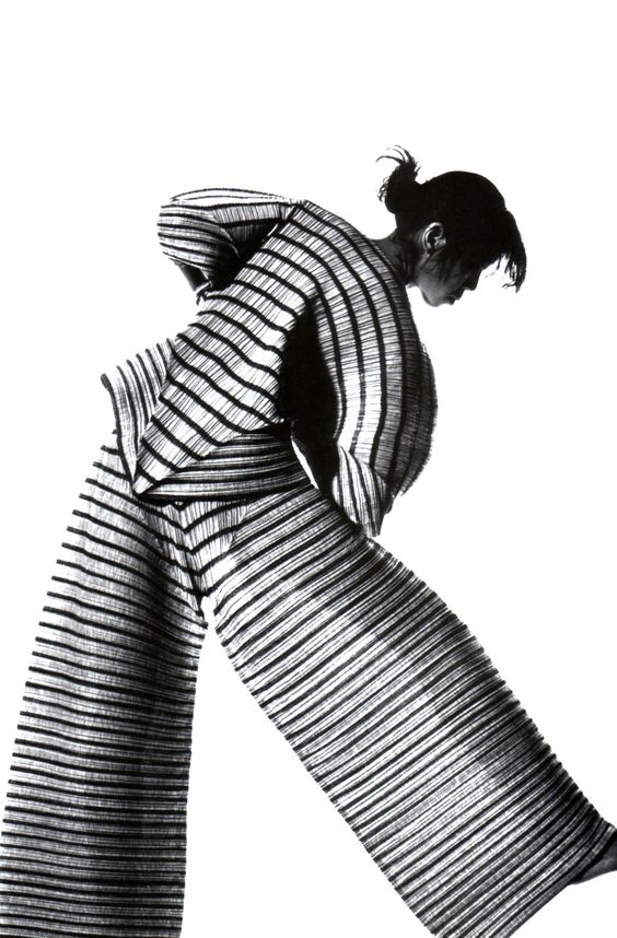 1989. American Vogue. Outfit by Issey Miyake. Photo by Irving Penn (B1917 – D2009) 