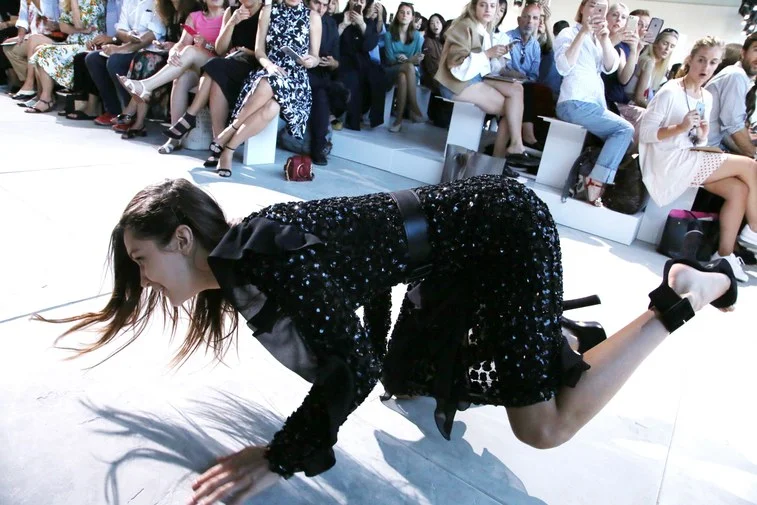 BELLA HADID FALLS DURING MICHAEL KORS 