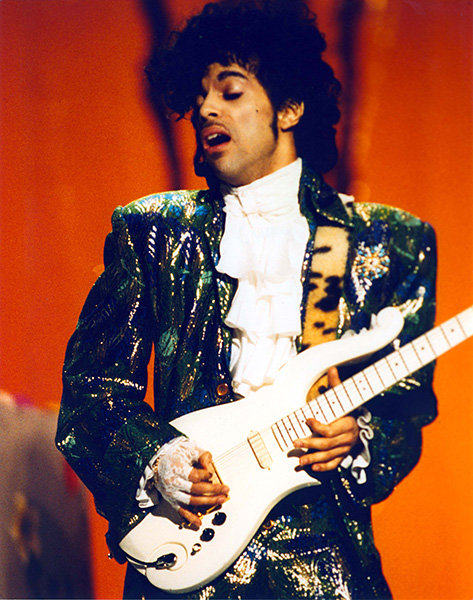 Prince in 1985 Prince, in his full-on "Purple Rain" mode, shows off his guitar skills at the 1985 AMAs.