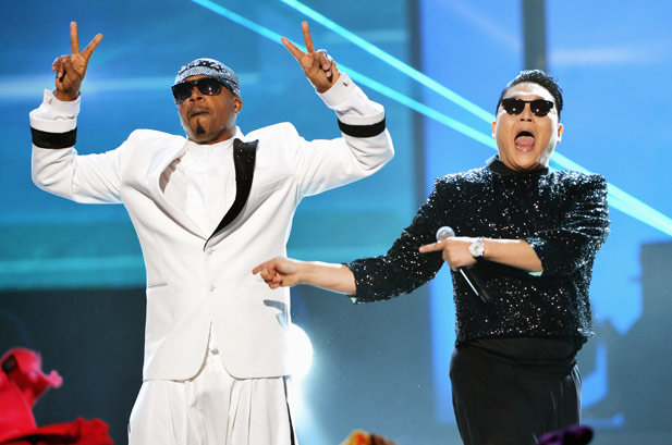 PSY & MC Hammer Perform Together in 2012 Hammertime! PSY and MC Hammer join forces for a surprise "Gangnam Style"/"2 Legit 2 Quit" performance at the 2012 AMAs.
