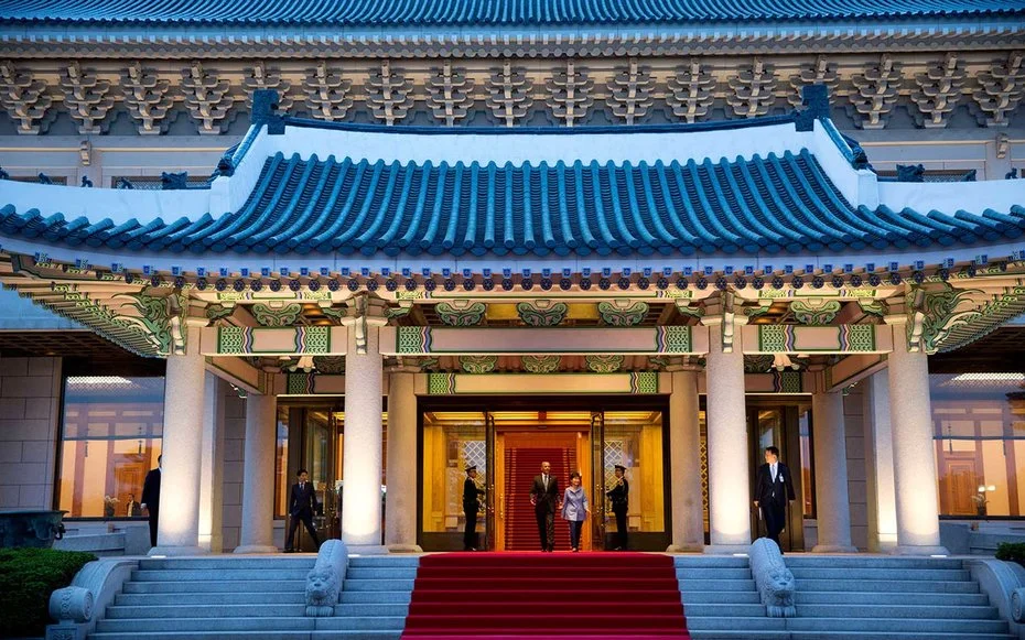 Seoul, Korea During a trip to Korea, Obama pays a visit to The Blue House official residence and executive office the South Korean head of state while in Seoul.