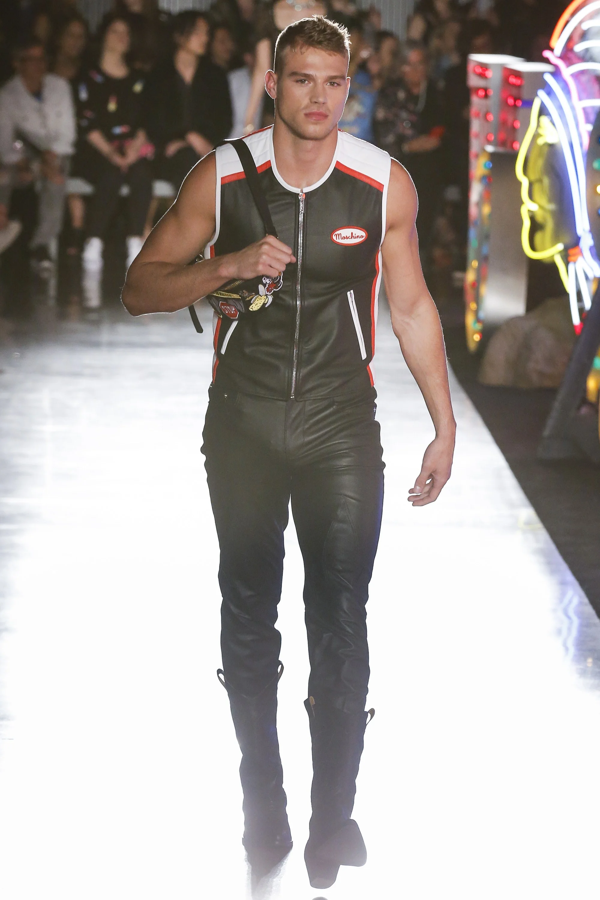 Moschino_1124.jpg