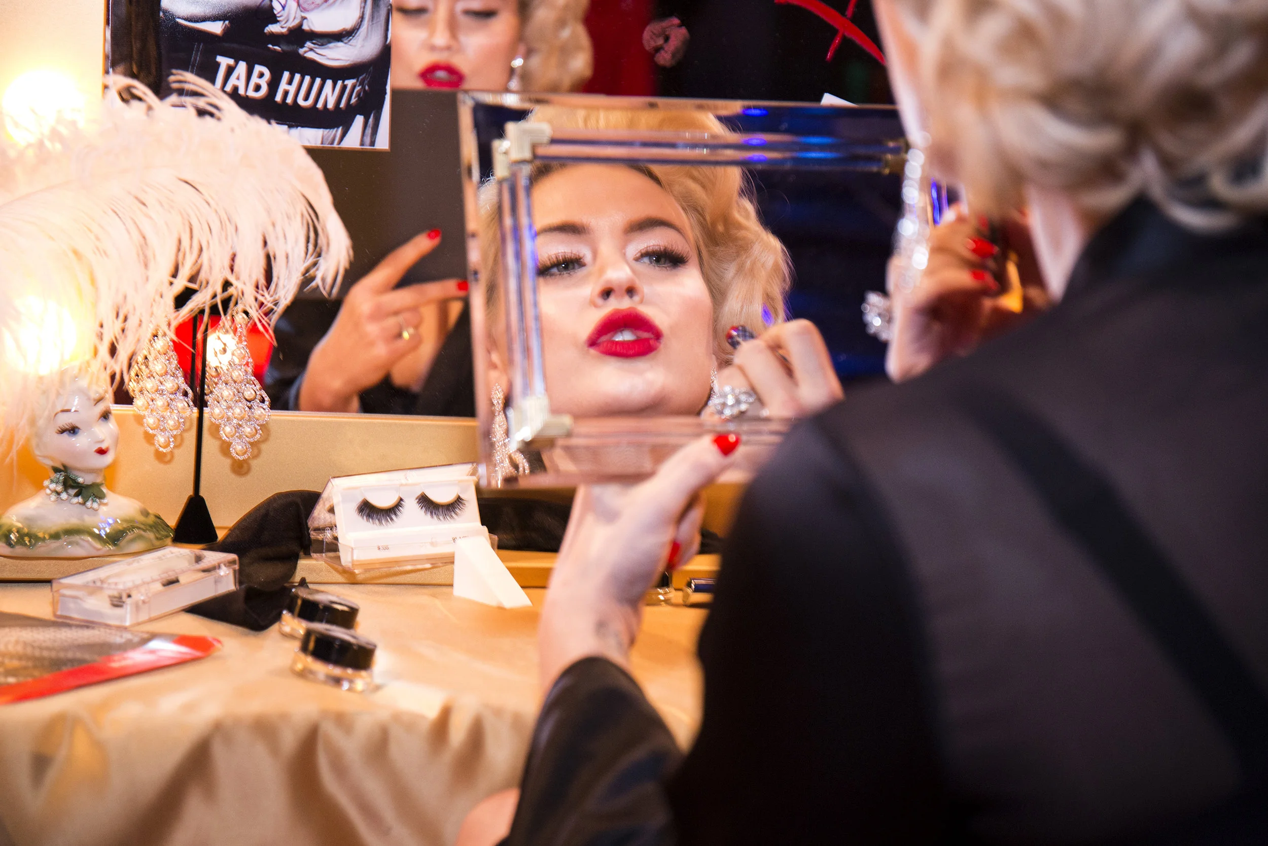 ALCONE Showgirl in mirror Photo Santiago Felipe.jpg