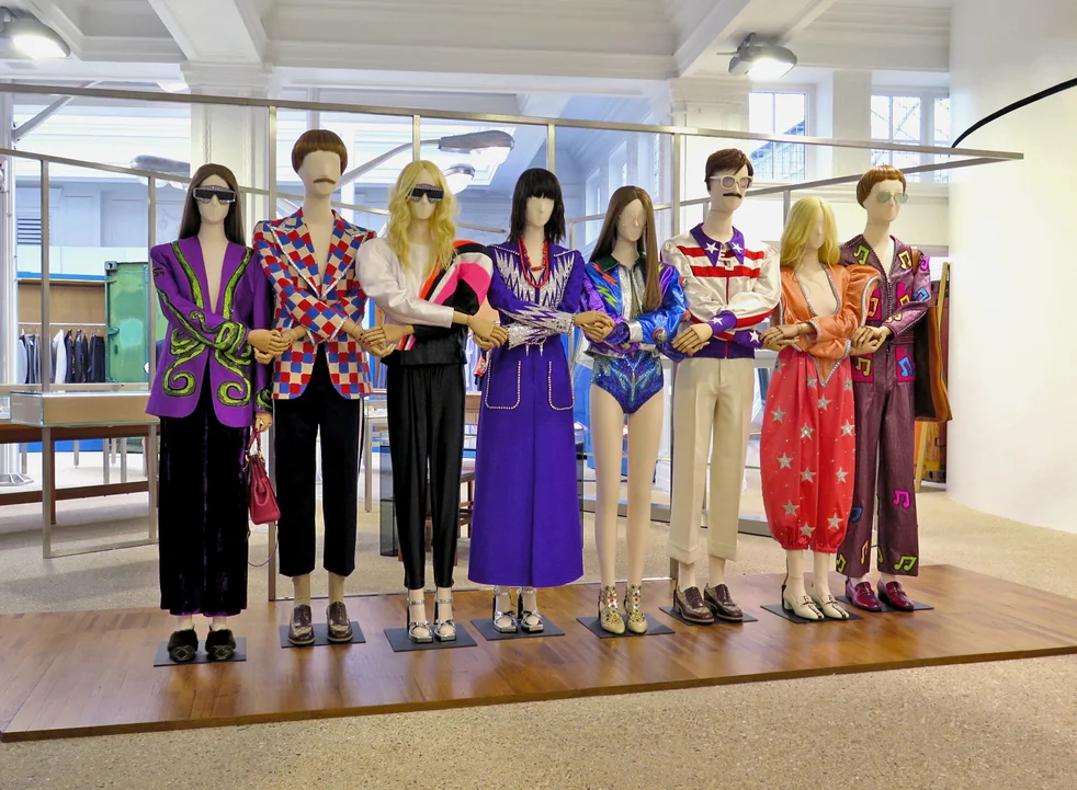 300 concerts around the world, ending in 2021. To celebrate this collaboration, Dover Street Market is currently displaying eight Gucci -wearing, Elton John -inspired mannequins, on the ground floor of the concept store from April 17.