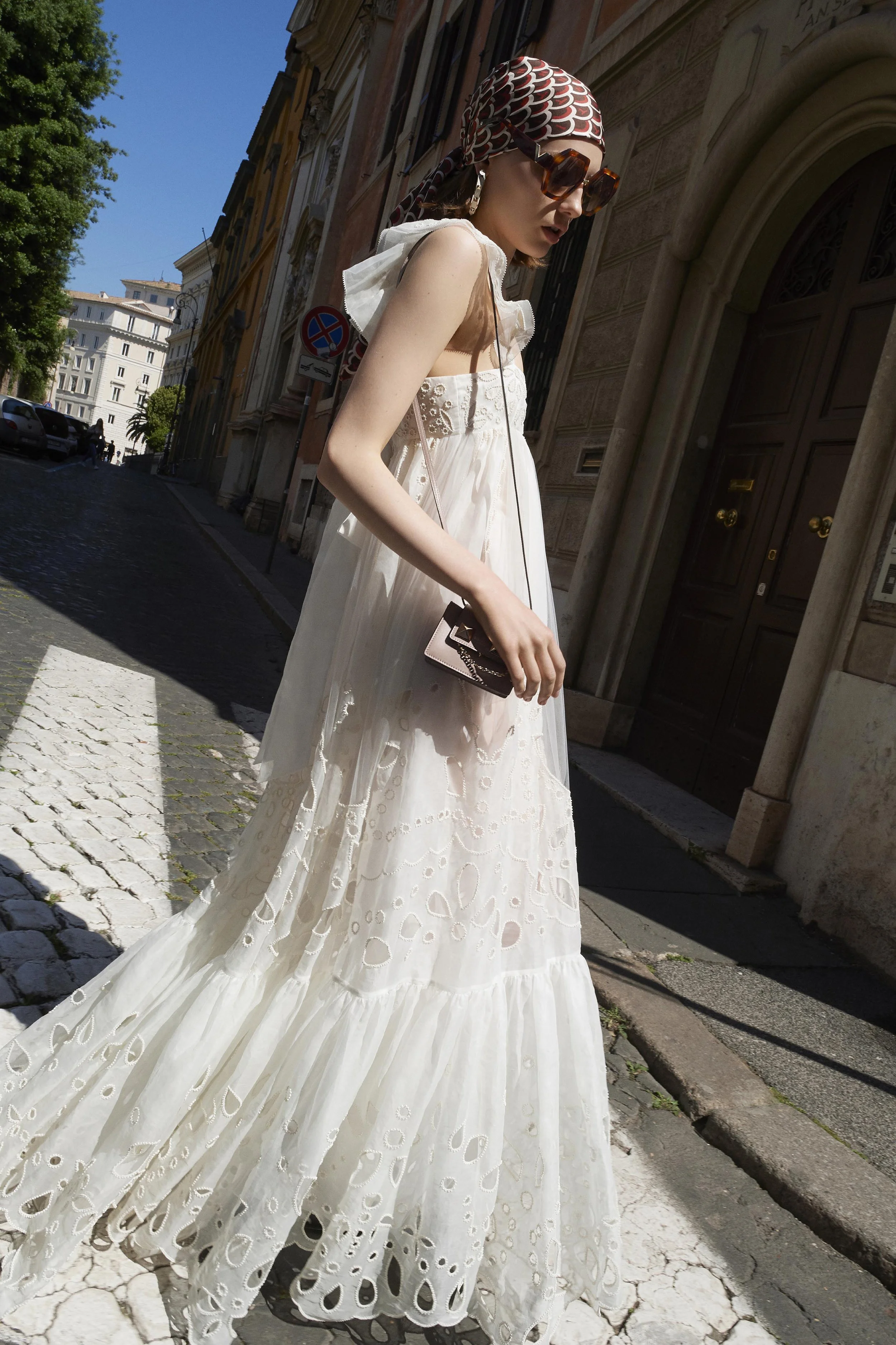 00024-valentino-vogue-resort-2019-pr.jpg