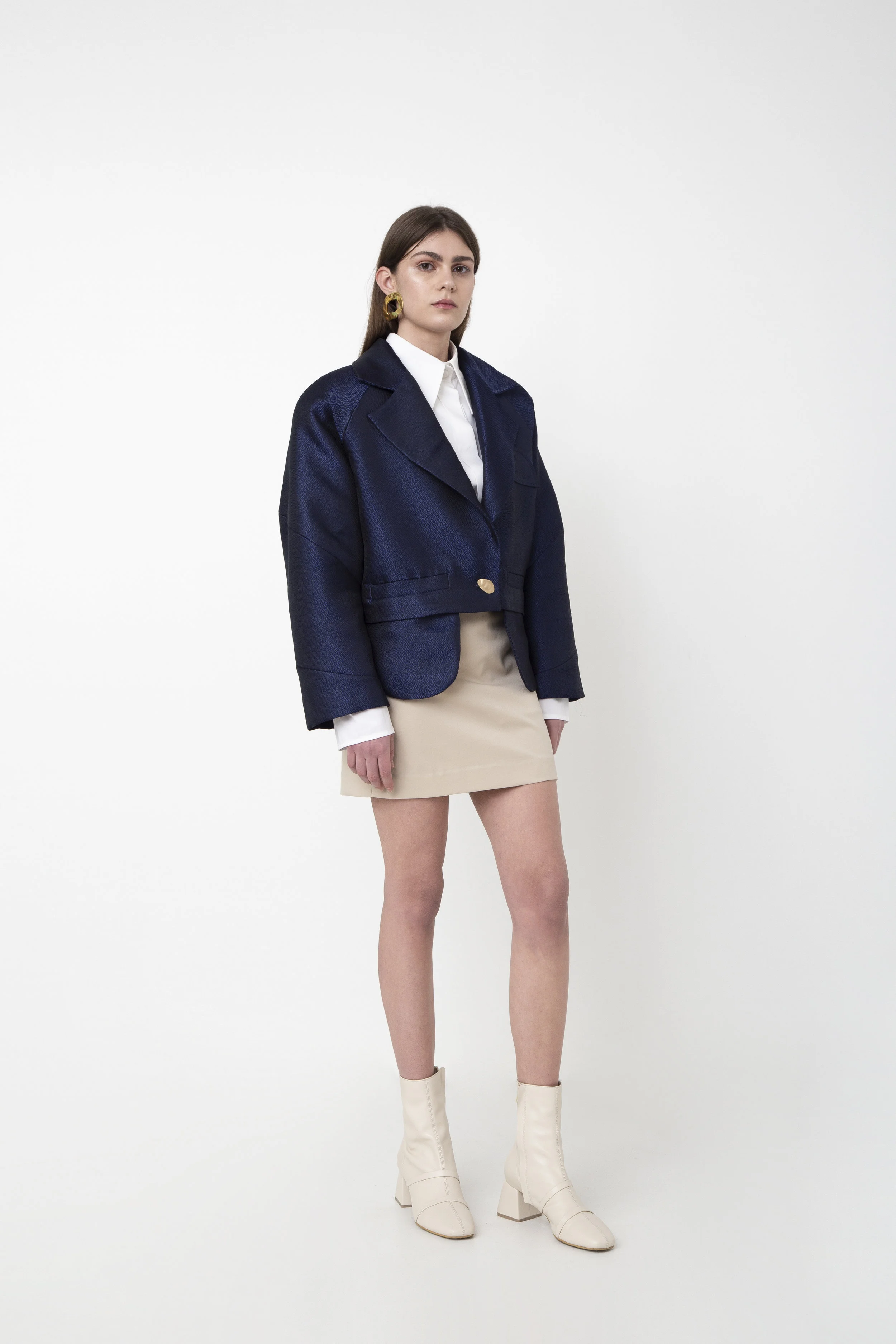 Cropped jacket with oval pocket 