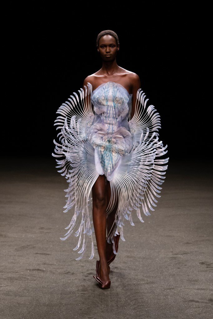 Iris Van Herpen_16_van_20herpen_20hc_20po_20rs21_200033.jpg