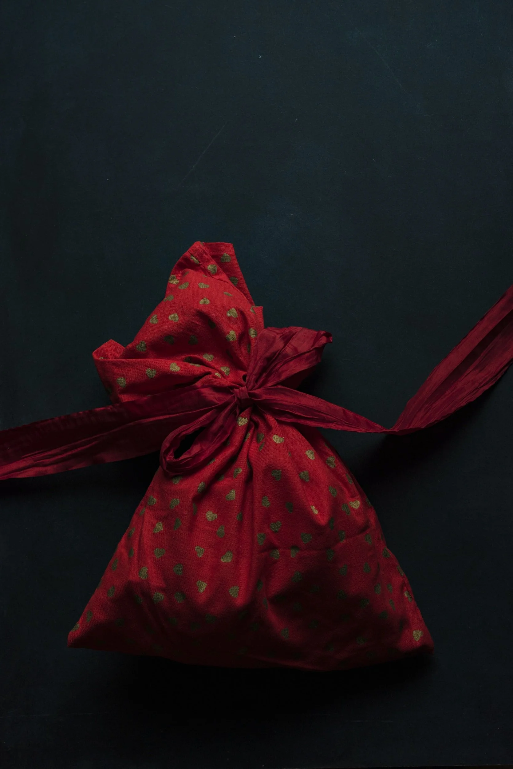 3 Ways  To Shop For Secondhand Christmas Gifts by Emily London