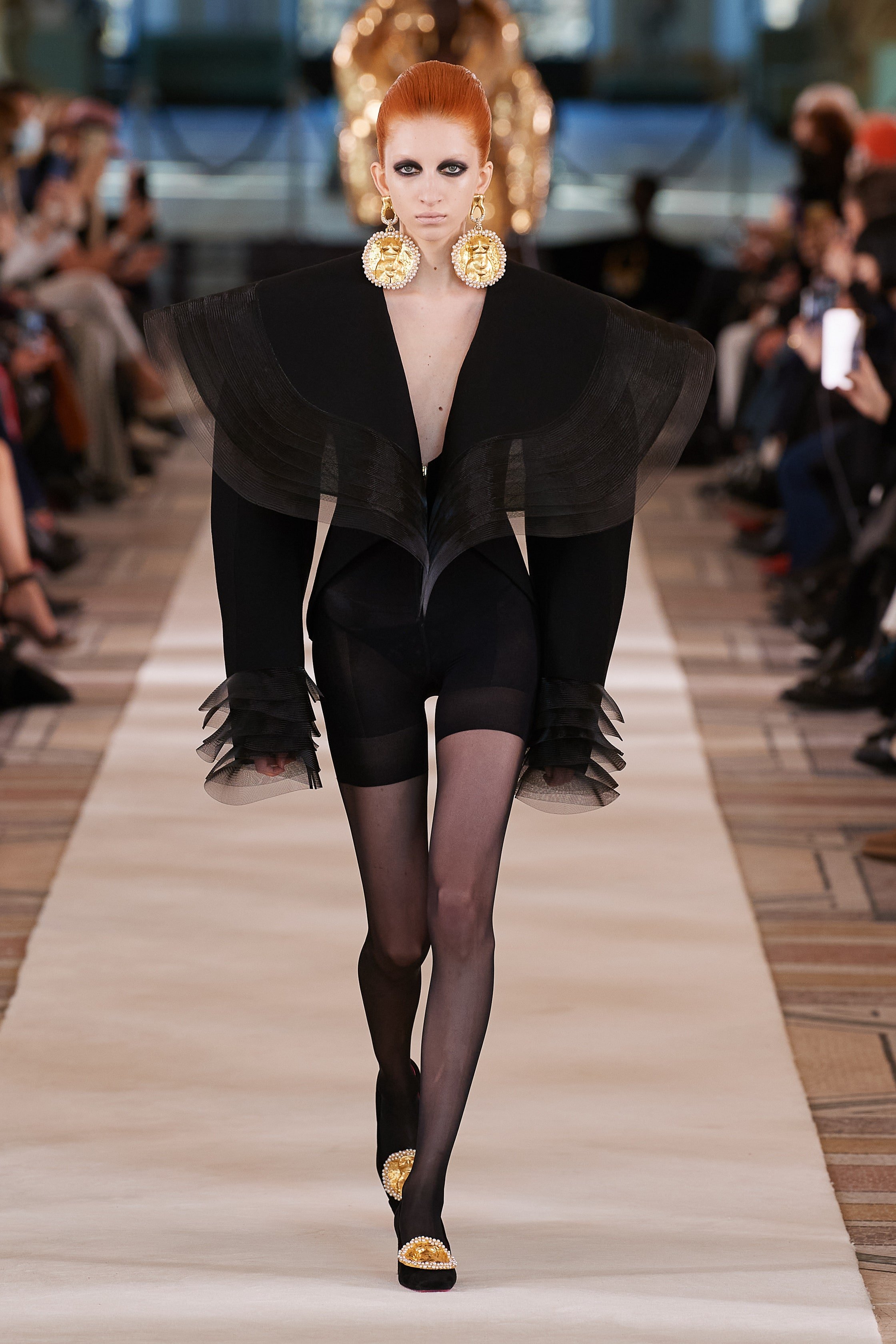 00004-Schiaparelli-Couture-Spring-22-credit-Gorunway.jpeg