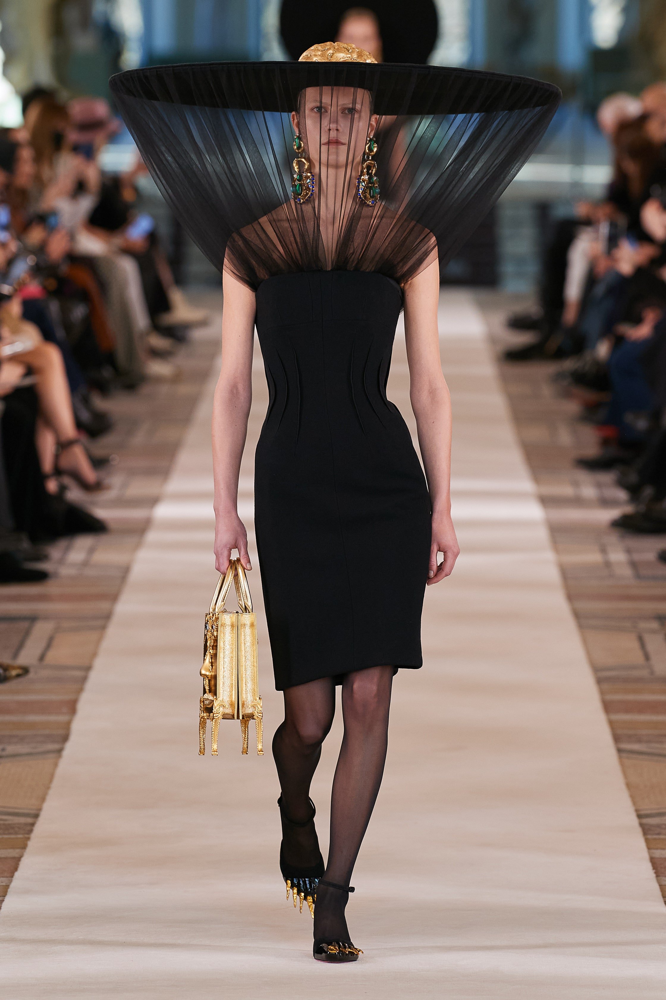 00016-Schiaparelli-Couture-Spring-22-credit-Gorunway.jpeg