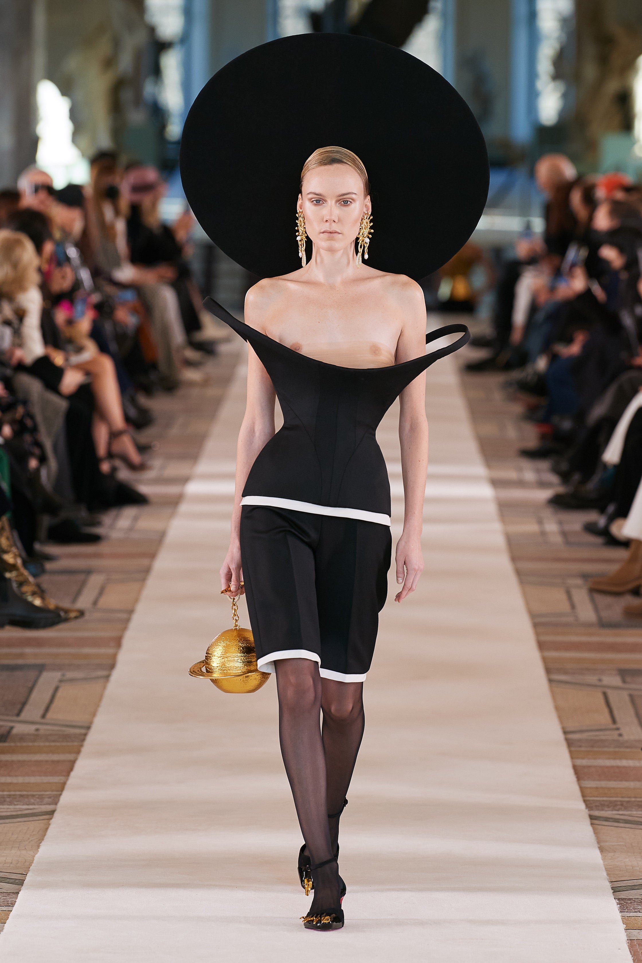 00017-Schiaparelli-Couture-Spring-22-credit-Gorunway.jpeg