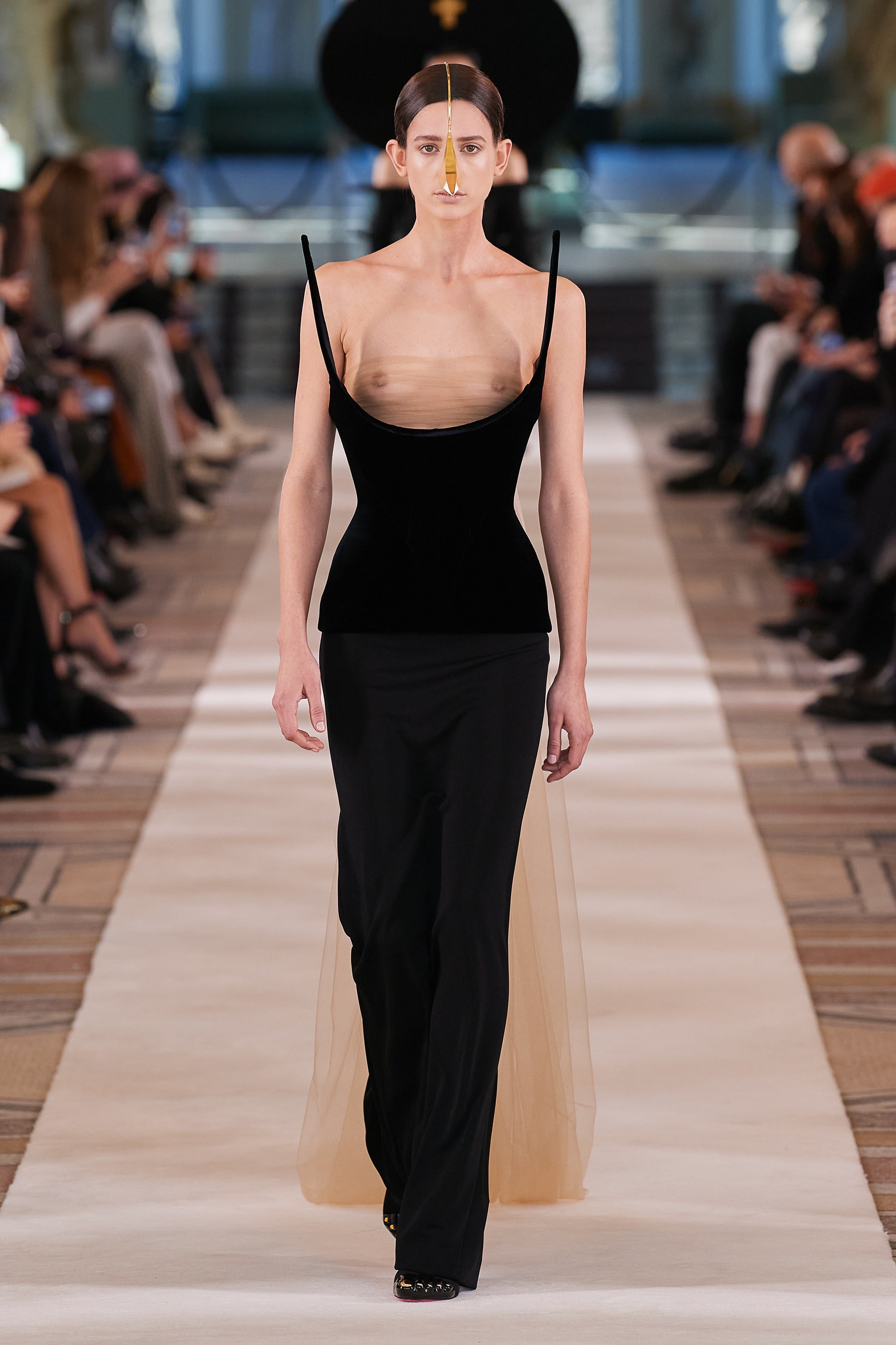 00021-Schiaparelli-Couture-Spring-22-credit-Gorunway.jpeg