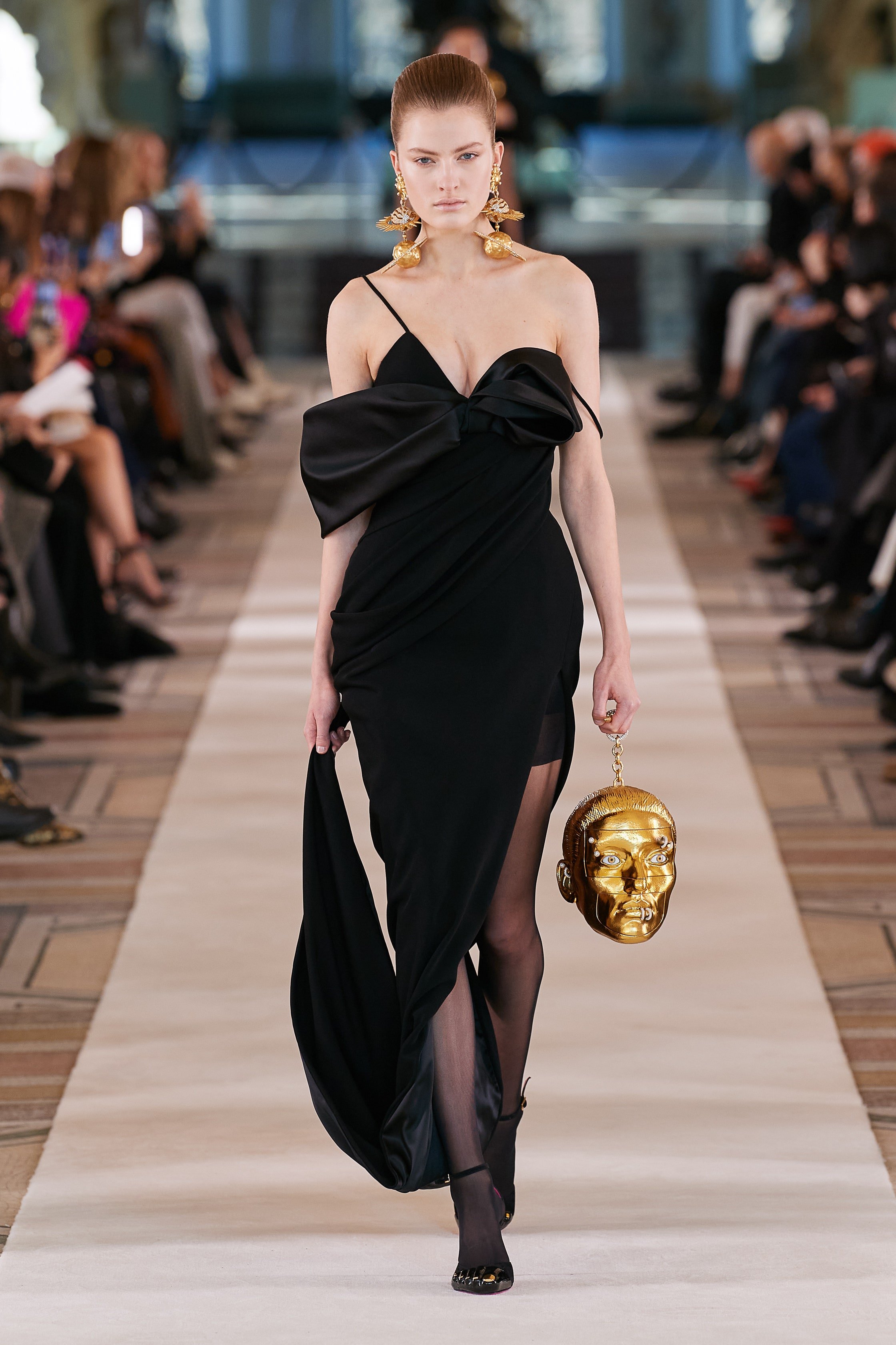 00024-Schiaparelli-Couture-Spring-22-credit-Gorunway.jpeg