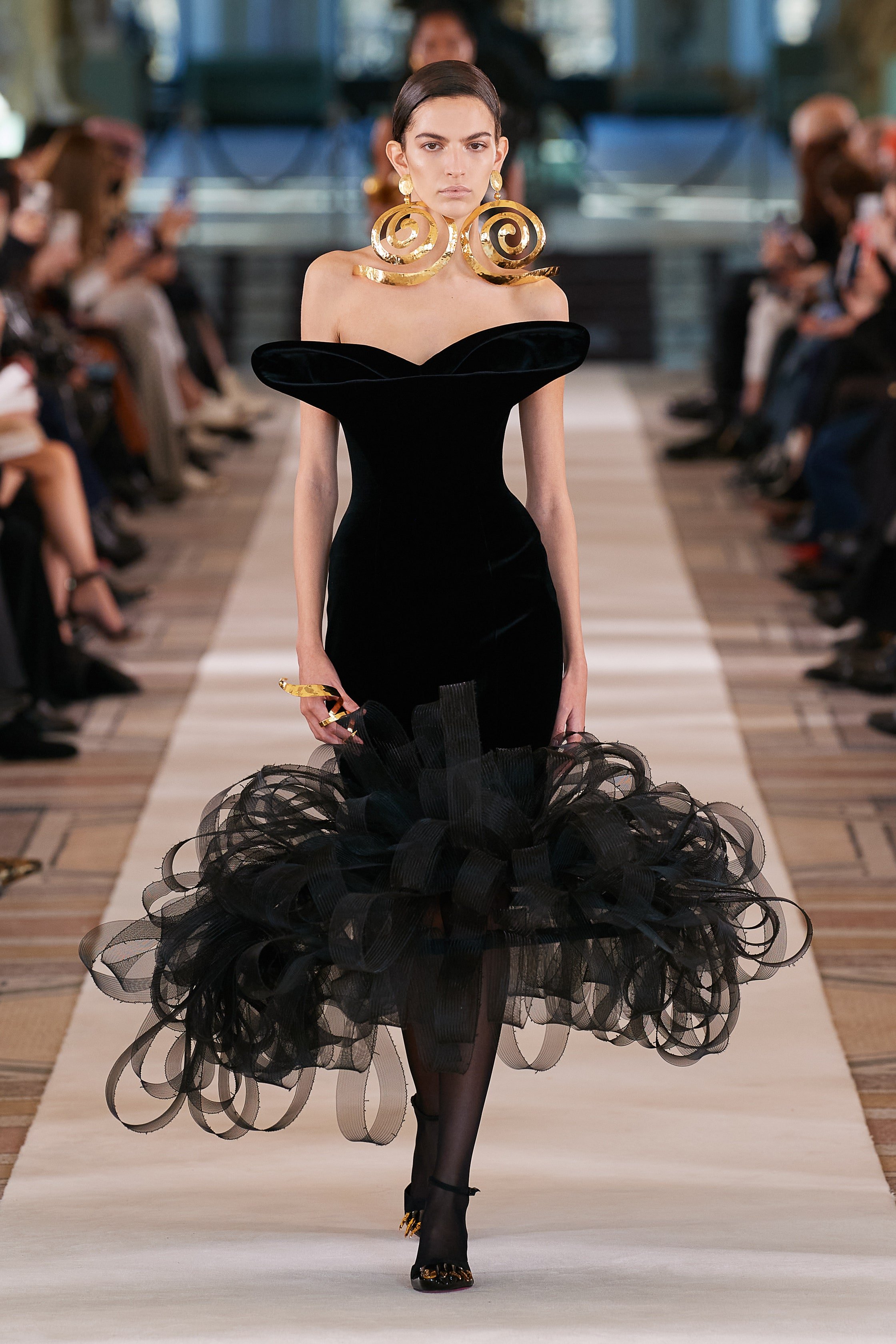00025-Schiaparelli-Couture-Spring-22-credit-Gorunway.jpeg