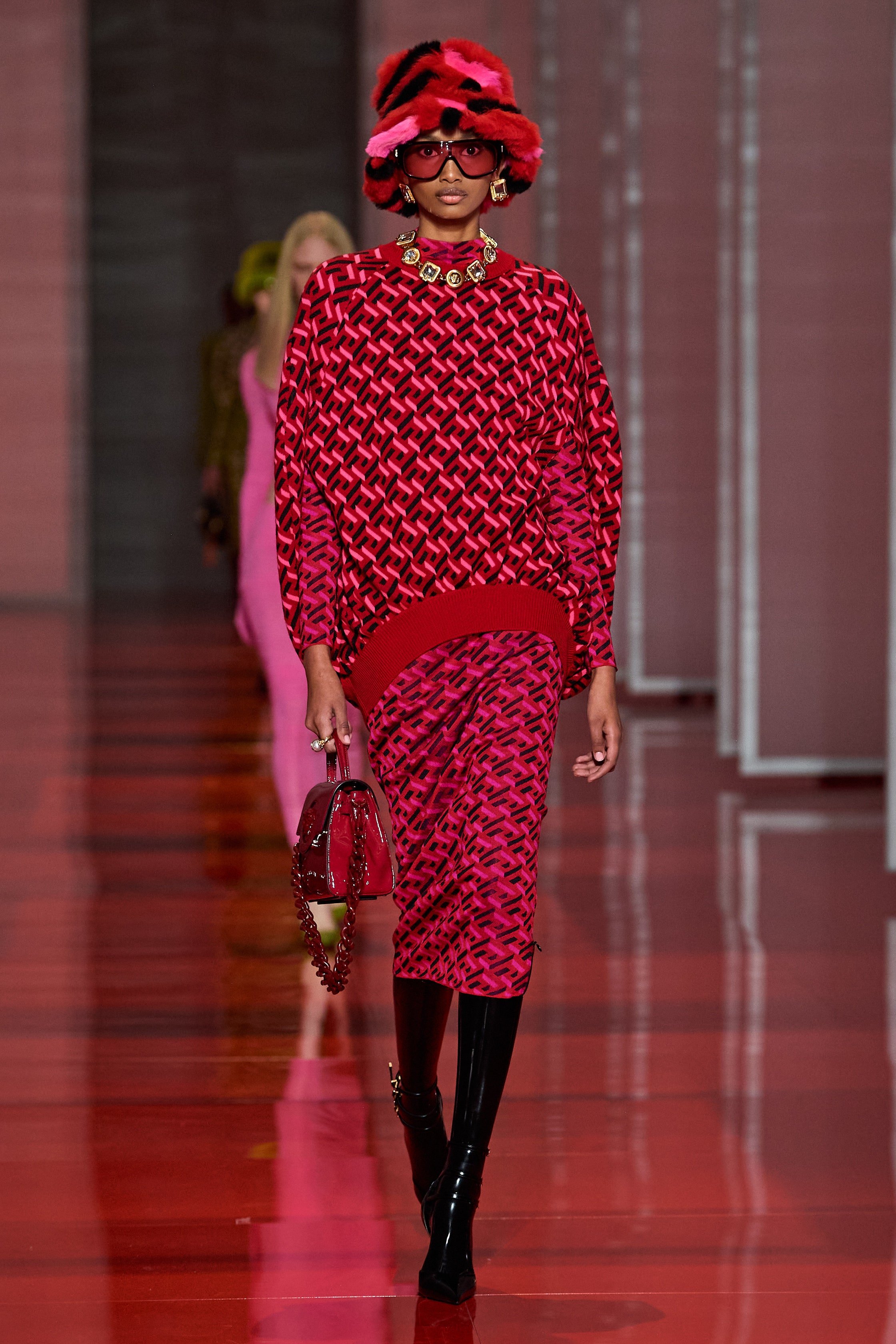 00039-versace-fall-22-ready-to-wear-milan-credit-gorunway.jpeg