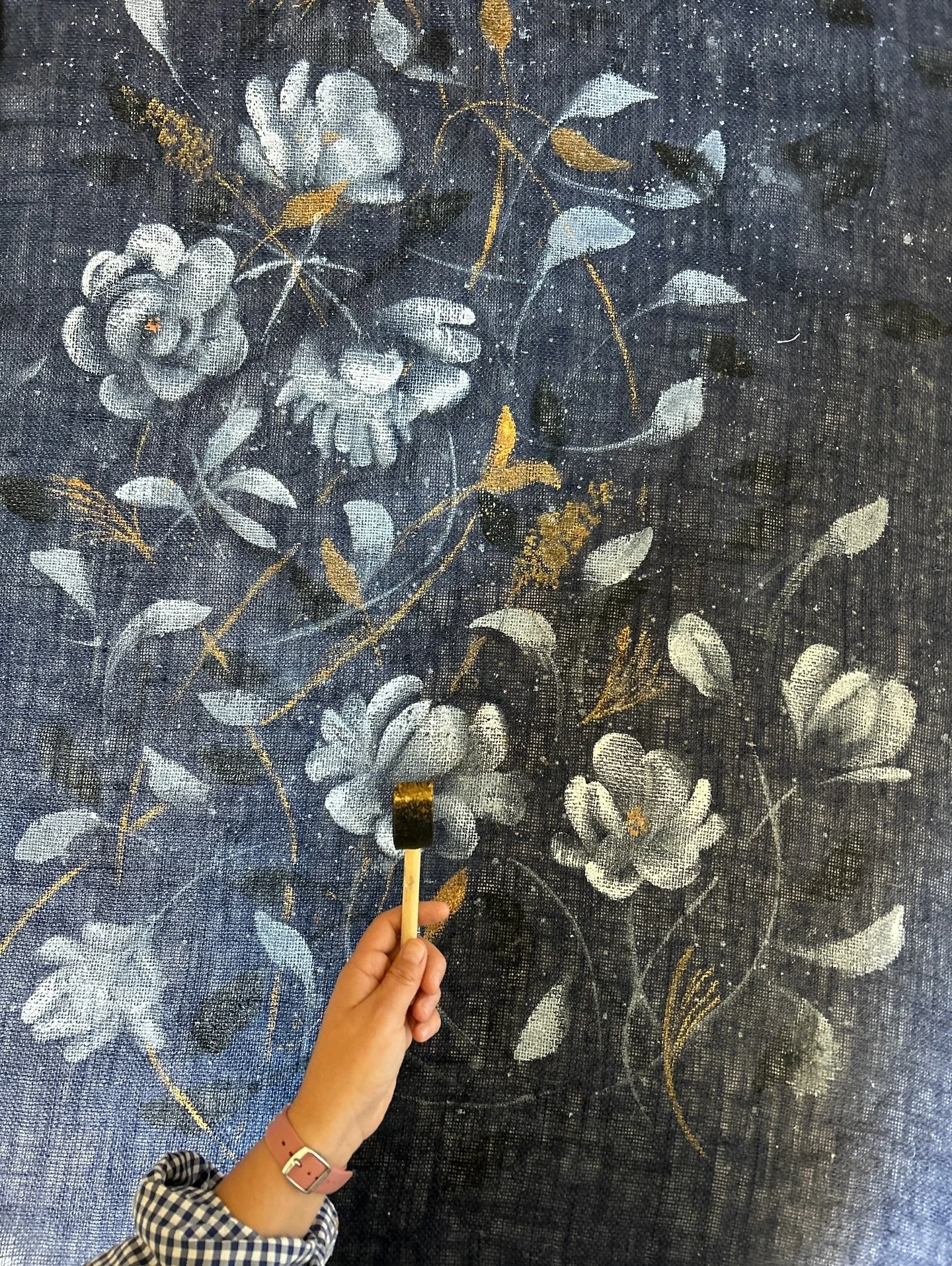 Obsesionada con encontrar la belleza en el di&aacute;logo de lo r&uacute;stico y lo delicado ✨

🖤💙🤍✨ sobre arpillera de yute azul profundo

#arte #poramoralproceso #obra