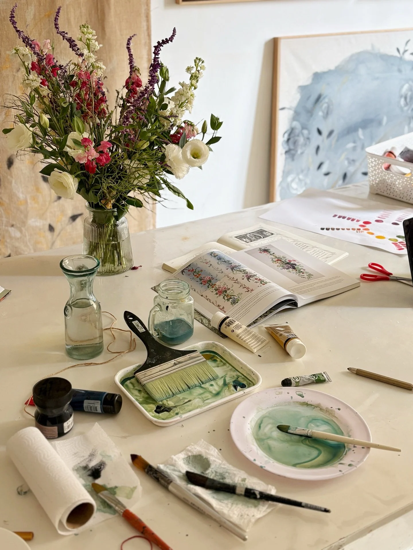 Luz de abril ✨  Letras y flores 🤍