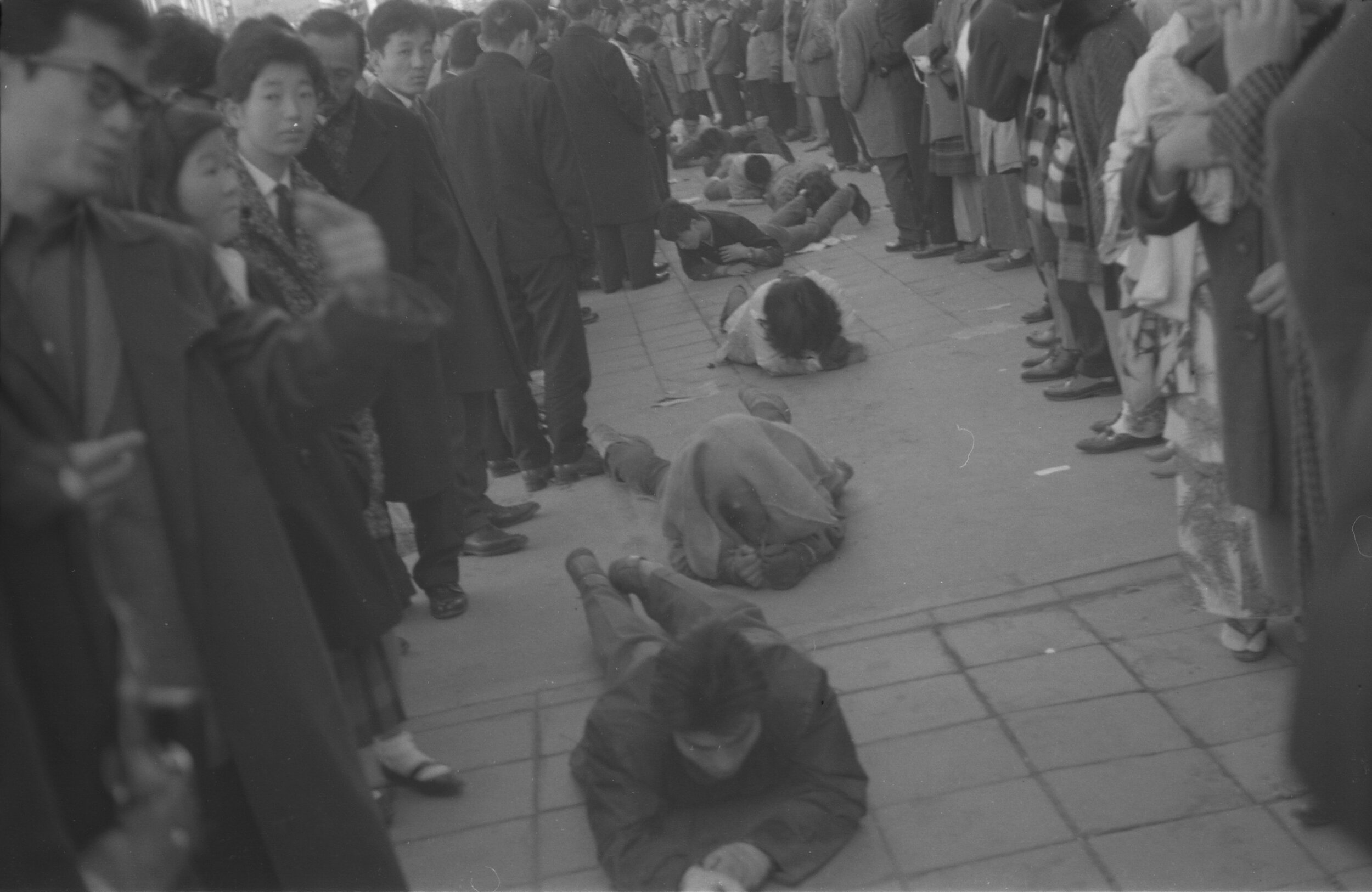  [fig. 1-1] Crawling Ritual for Insanity Nonsense Exhibition. © Zero Jigen Katō Yoshihiro Archive. Collection of Aichi Prefectural Museum of Art 
