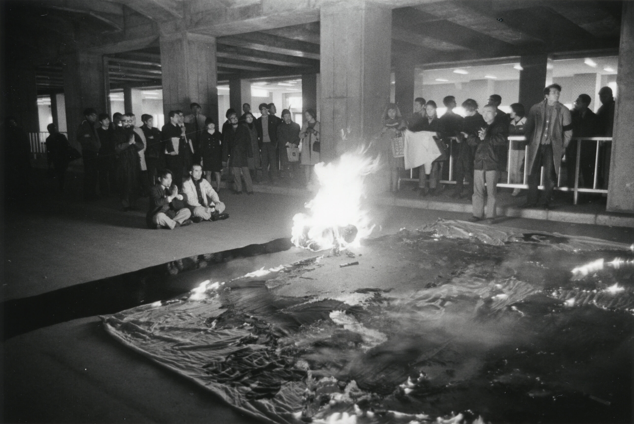  [fig. 5] National Memorial Ceremony for the Late Chūnoshin Yui, at Shinjuku West Gate, December 1, 1967. photo by Hirata Minoru / © HM Archive / Courtesy of Taka Ishii Gallery Photography / Film 