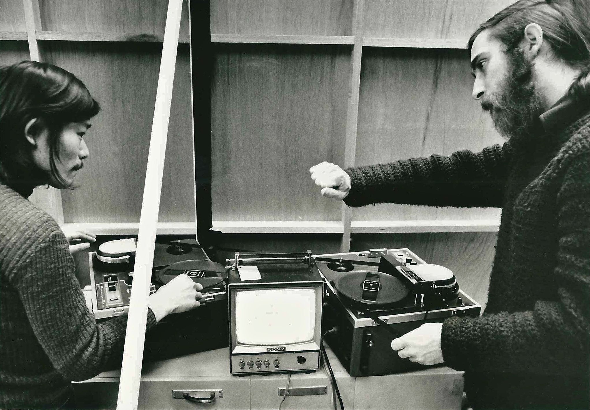 Michael Goldberg explains video delay start timing to Nobuhiro Kawanaka. © Yuzo Tateishi