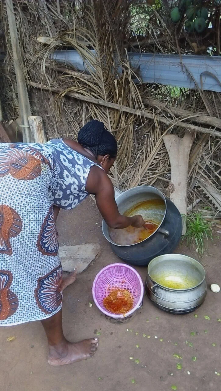 Making real red oil from palm nuts