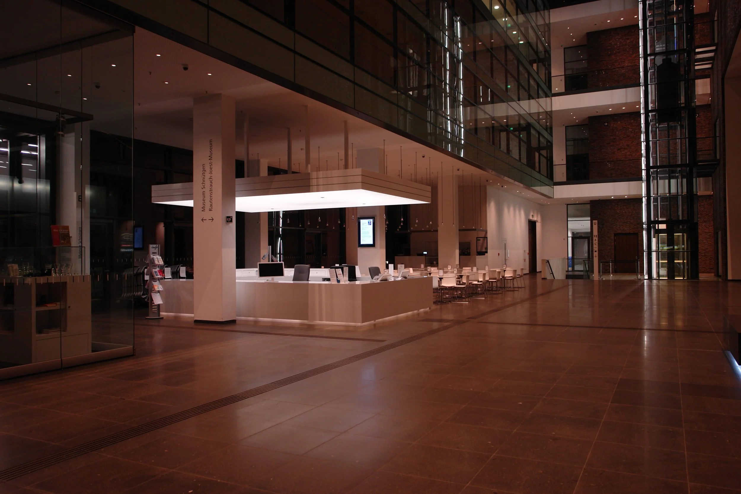 Eingang und Info.JPG