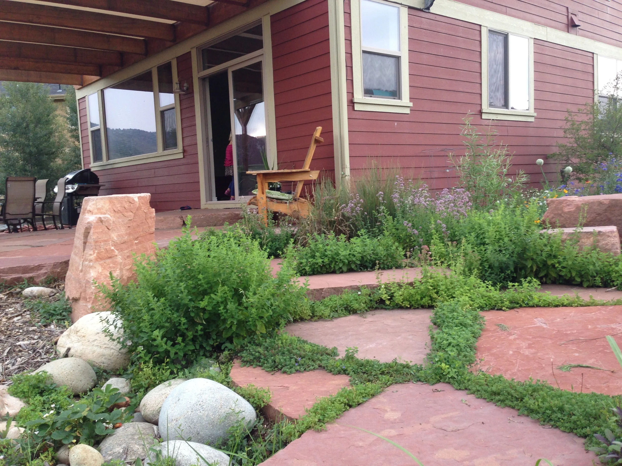 Lyons low maintenance Patio Design utilizes ground cover and local Lyons stone.