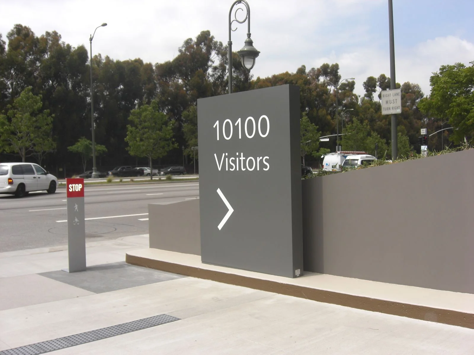 Freestanding Illuminated Vehicular Directional