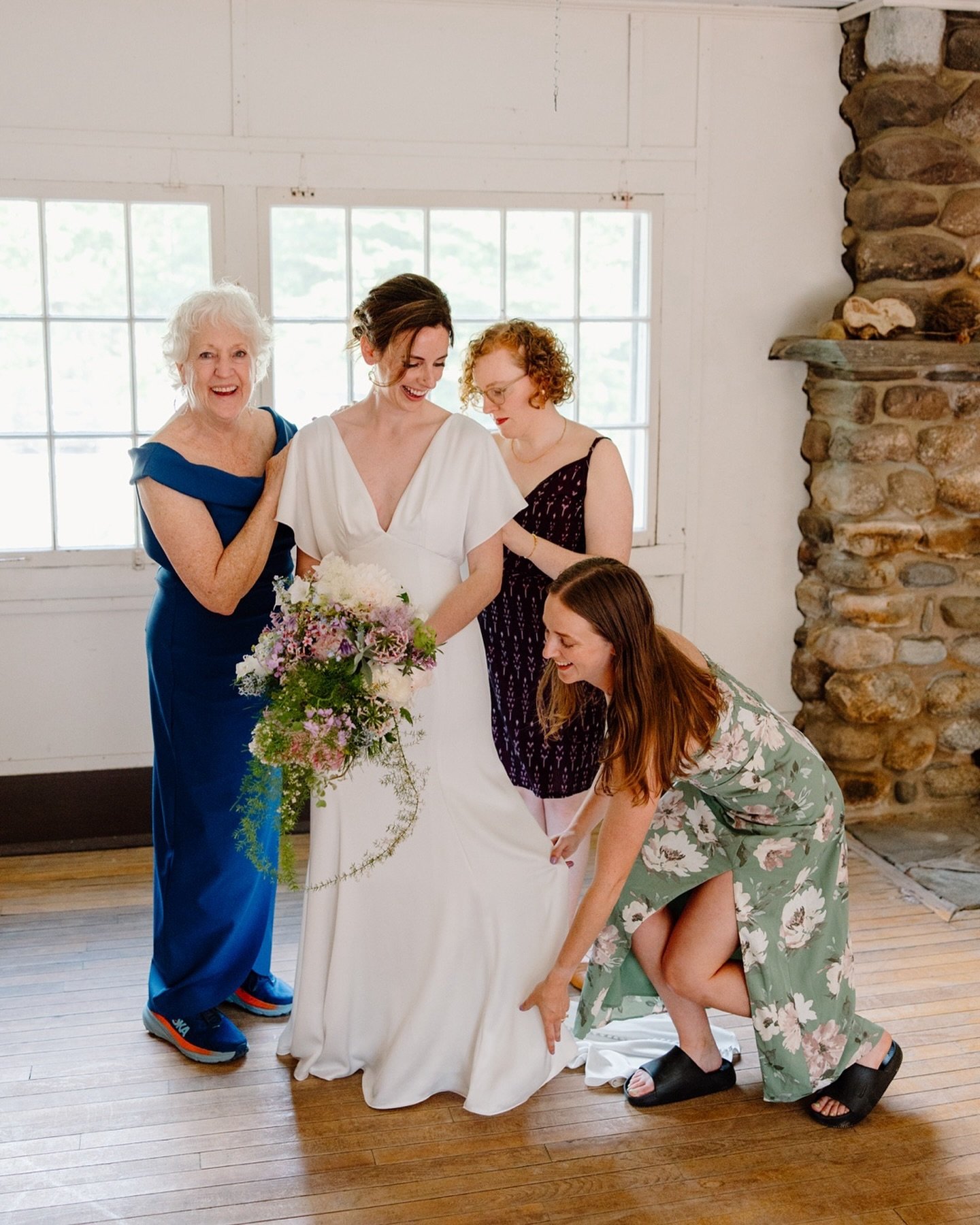 Some favorite moments from Dan and Liz&rsquo;s wedding on gallery delivery day ✨🫐🥂🍕💃🏻🪻🌊🌸

Venue @medomakcamp 
Bar Cart @bramblebarco 
Catering @theuprootpieco 
Florals @aldastich 

NH wedding photographer |  #newhampshire #nhphotographer #wed