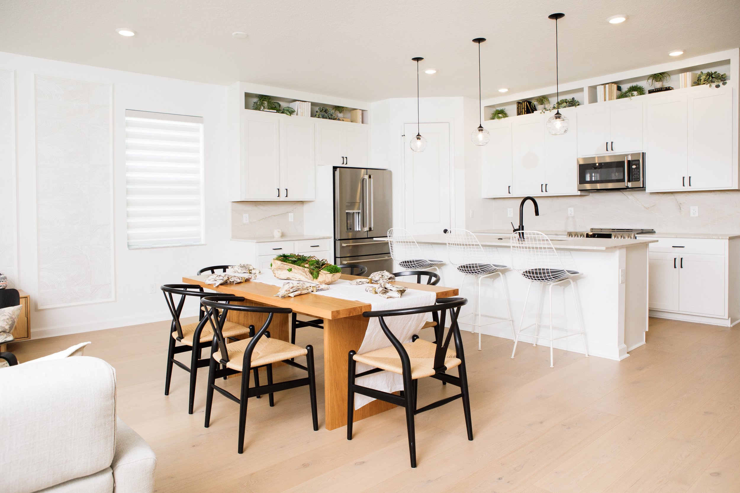 high en residential kitchen and dining area with luxury furnishing