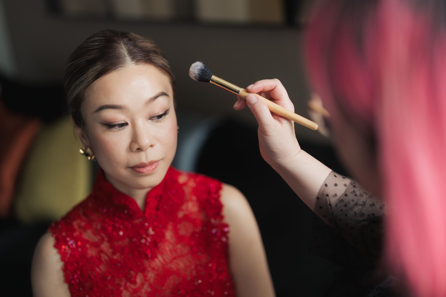 Phoebe 在美利酒店房間內穿著紅色禮服化妝