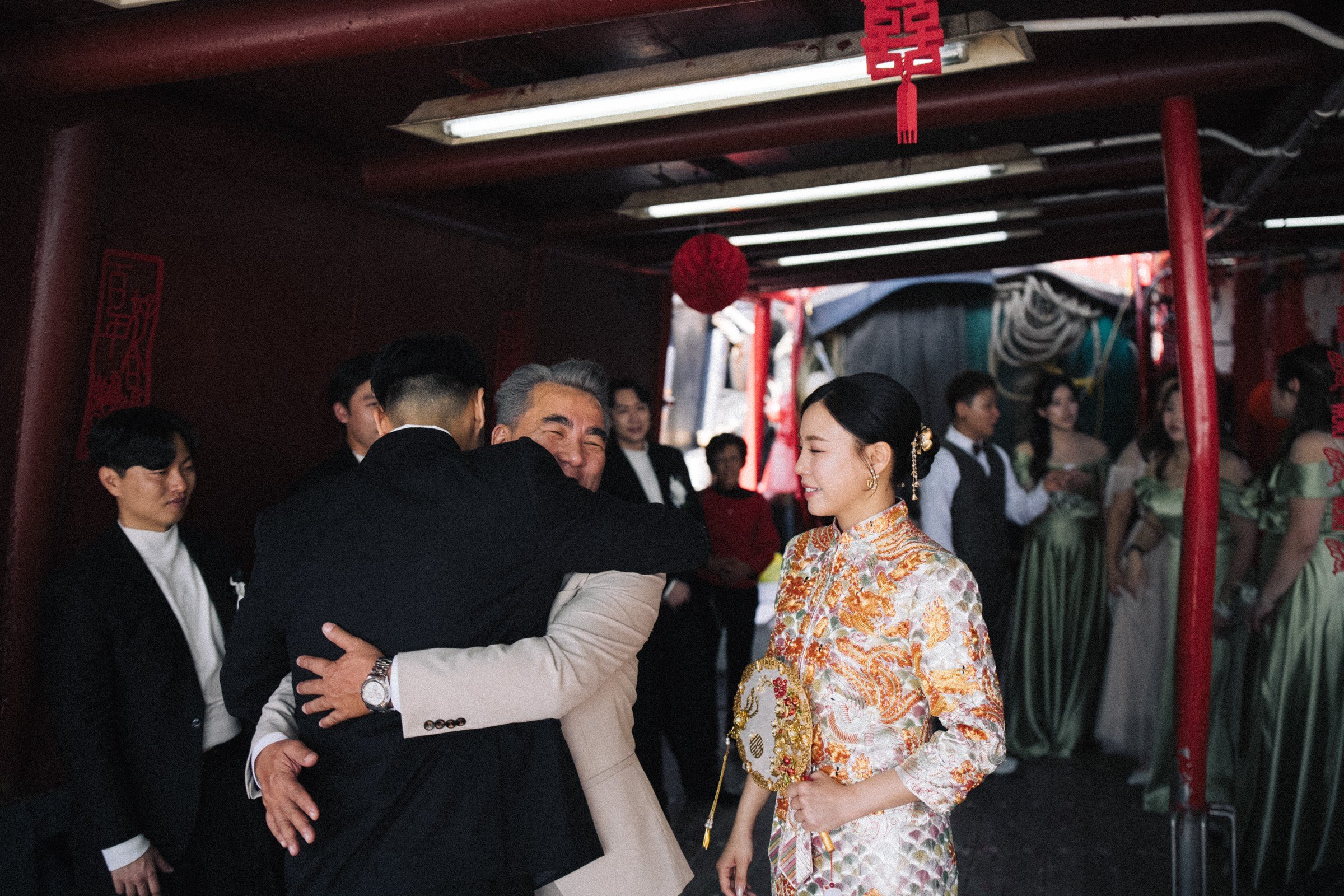 三聖船上婚禮，Alex與長輩擁抱，Vanie站在旁邊微笑