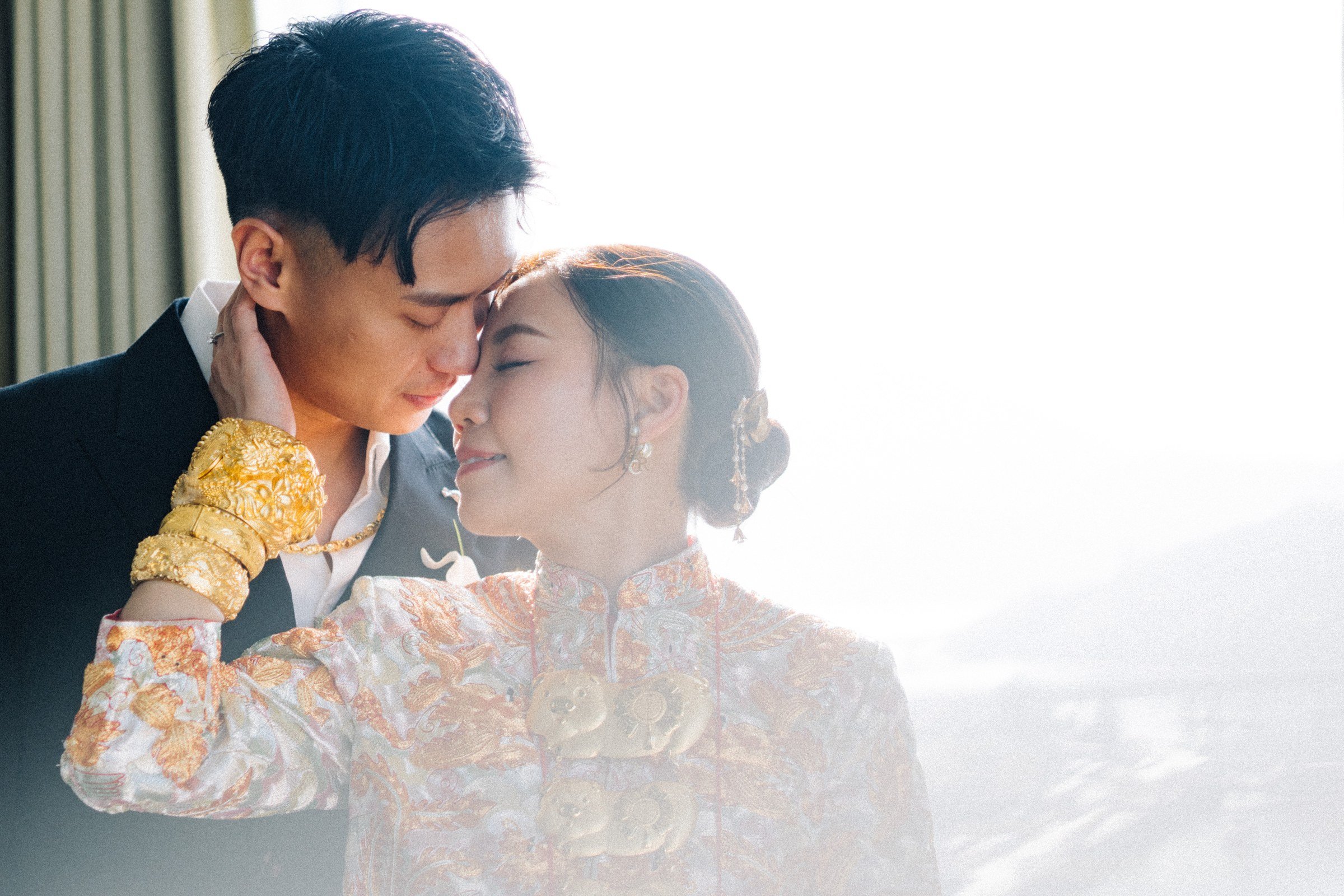 Vanie與Alex在明亮窗光下親吻，薄紗和光線環繞兩人