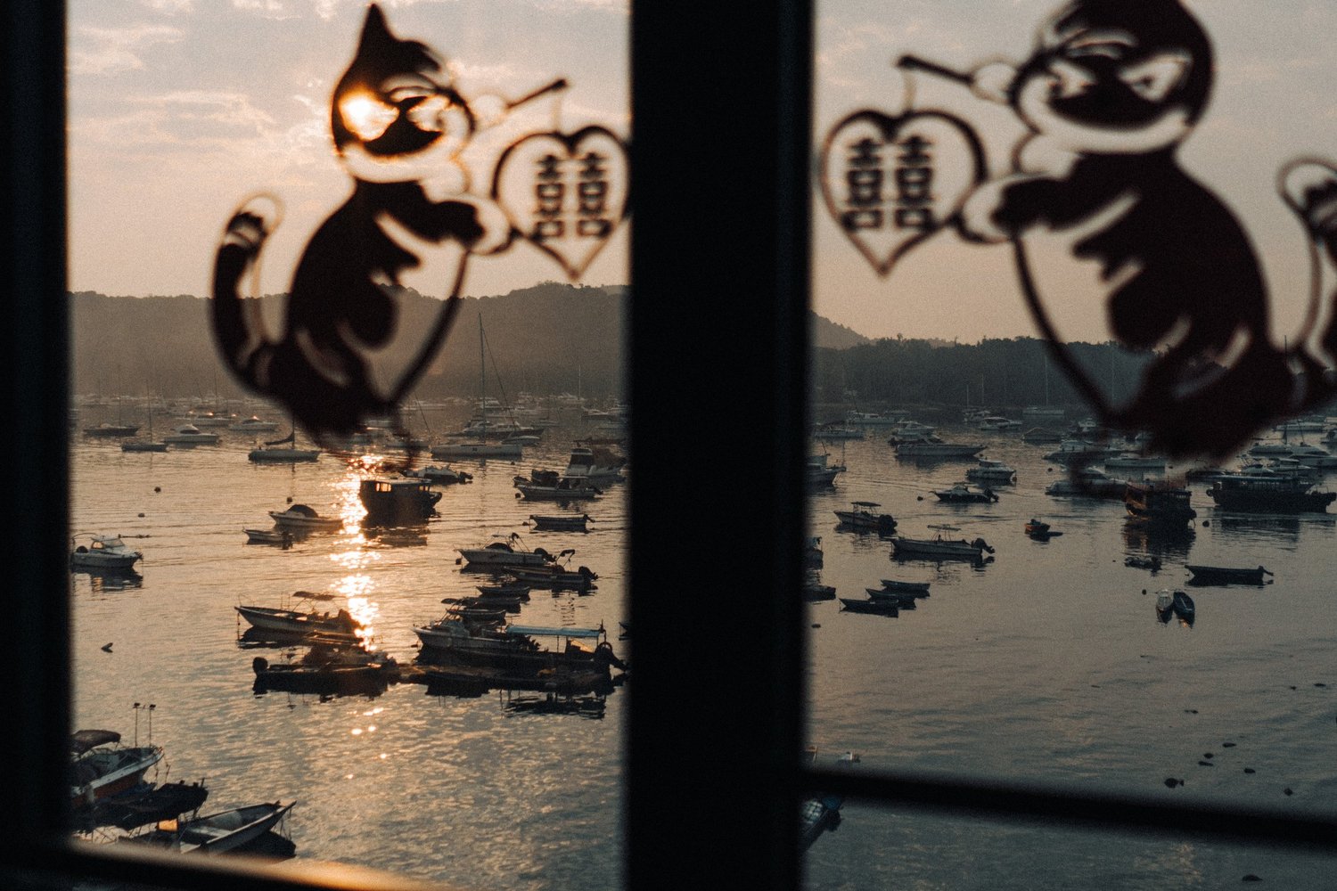 白沙灣 The Pier Hotel 窗上的囍字與海灣晨光,Charlie 與 Ernest 婚禮