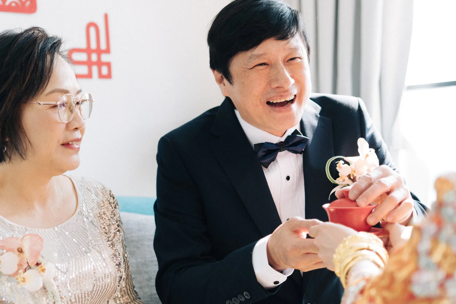 Charlie 與 Ernest 敬茶時,長輩笑着接過心意