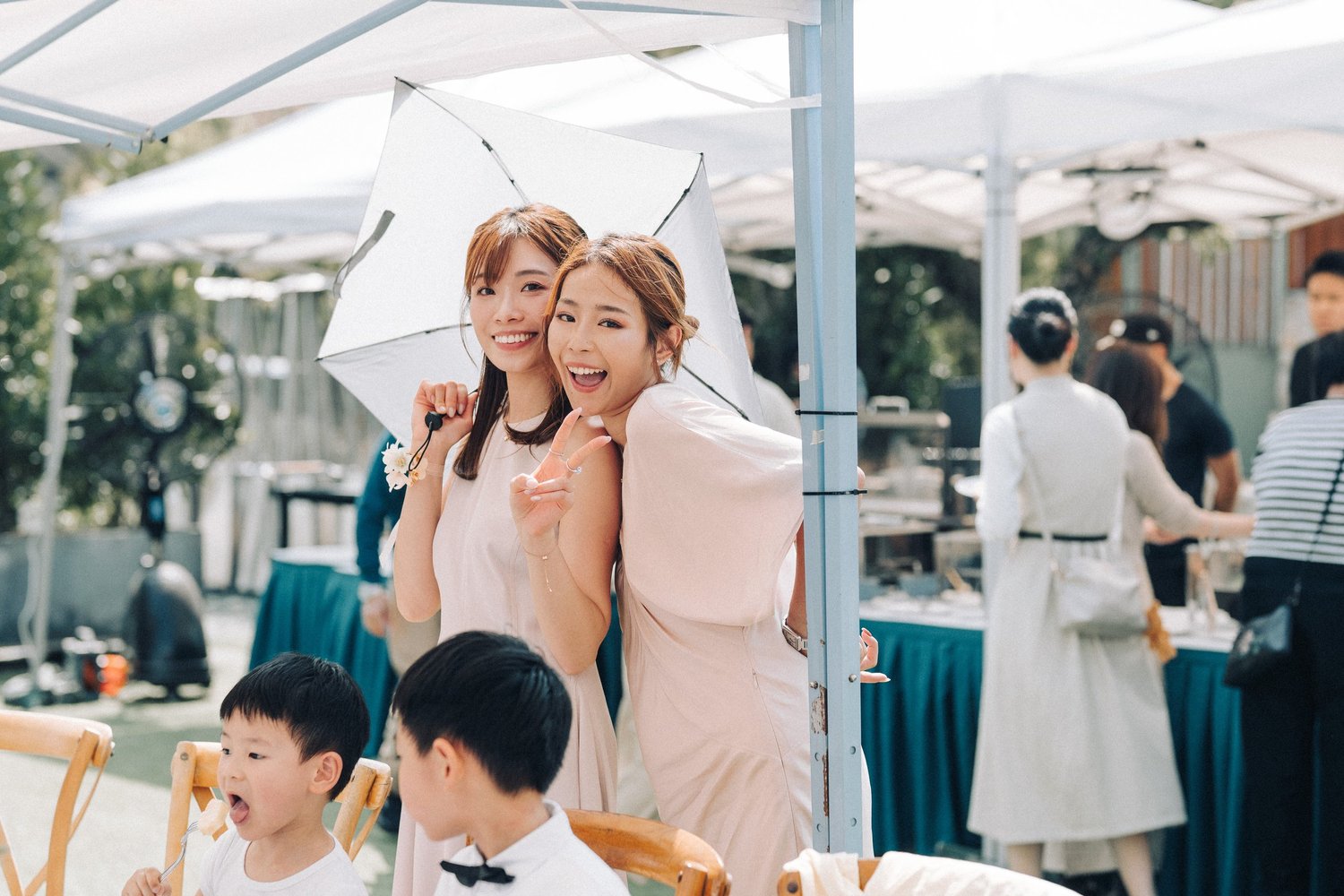 女賓客在花園裡相擁