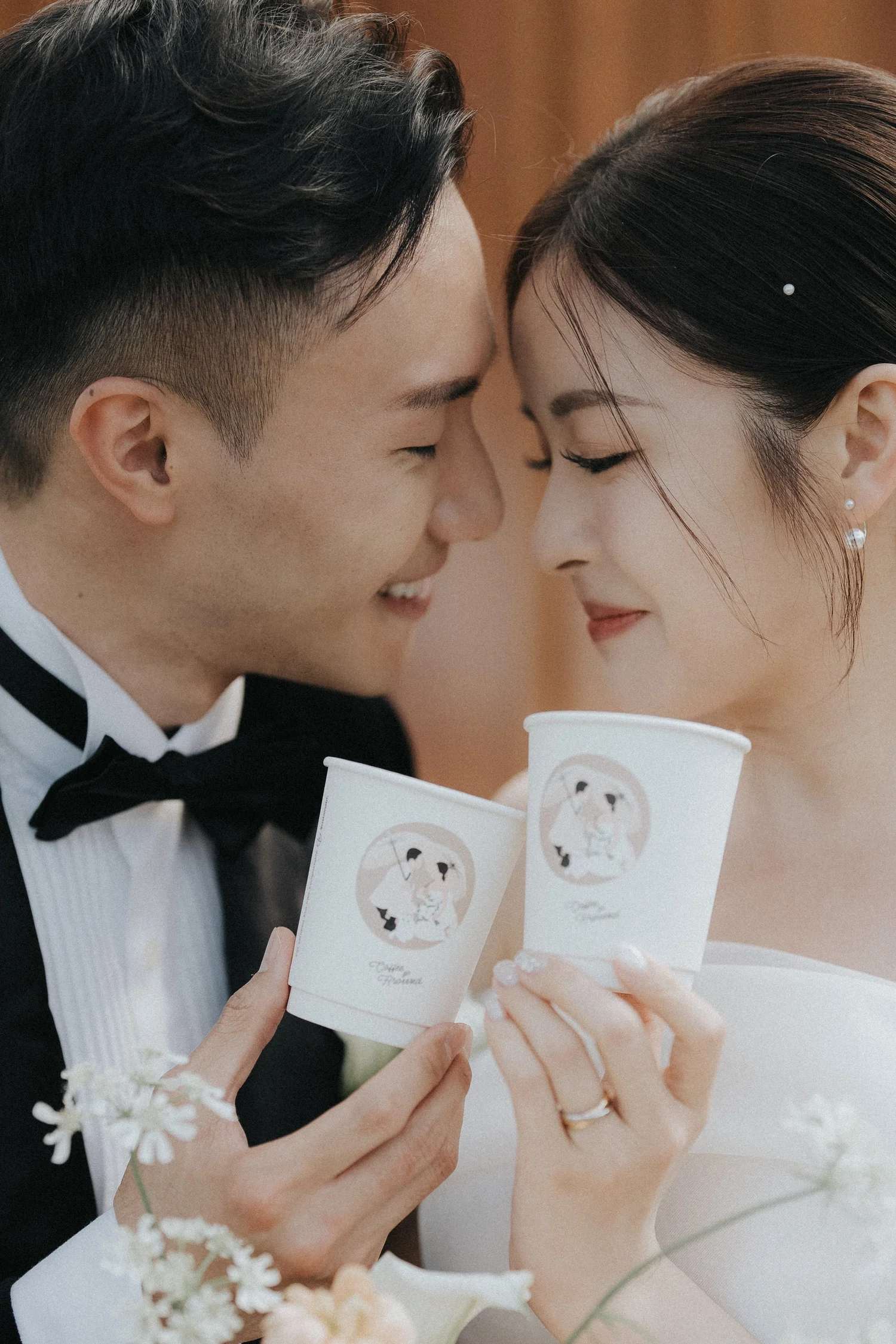 Charlie 與 Ernest 額頭相依,手持婚禮紙杯的近距離人像,西貢 Wooden Fairies