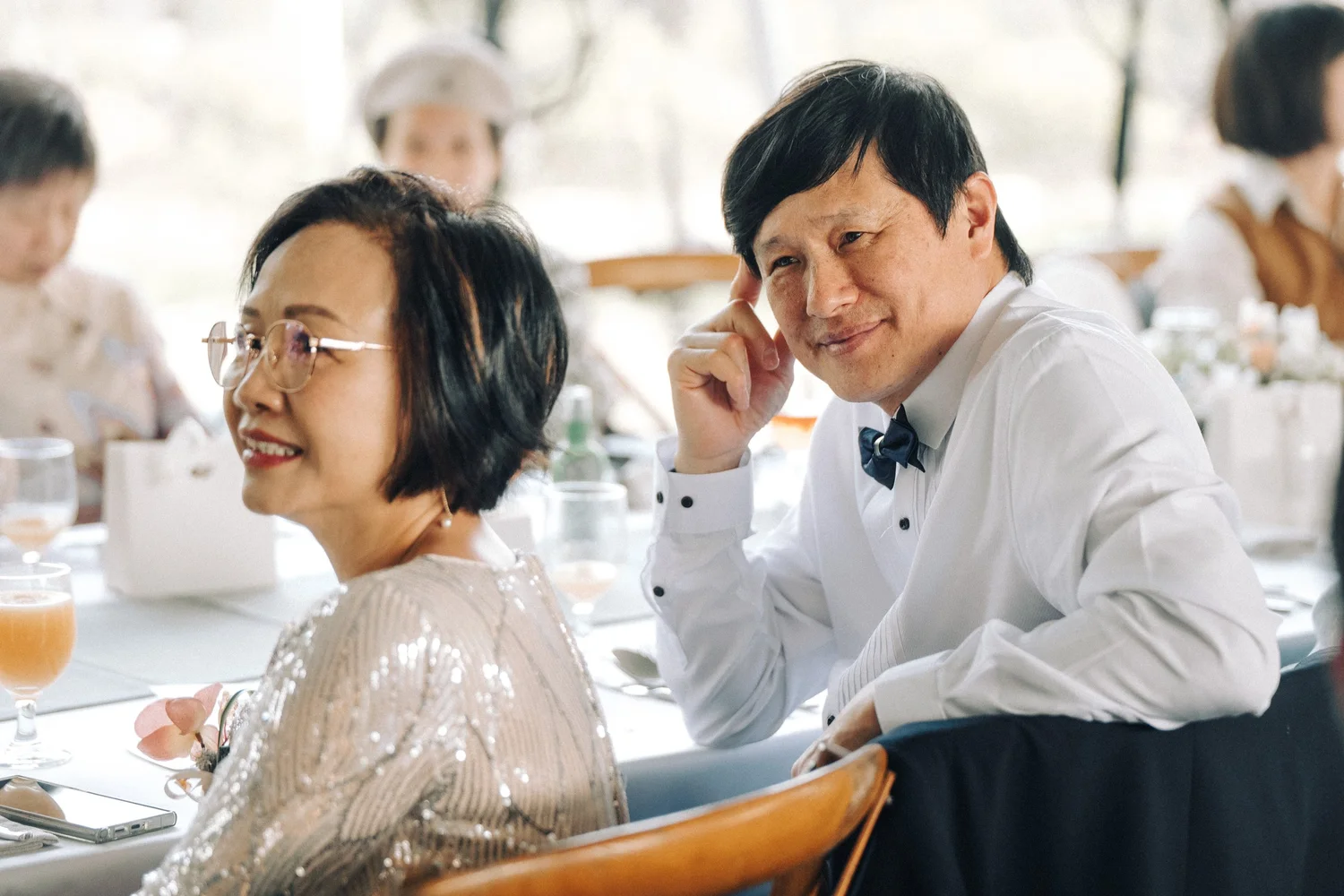 長輩聽婚禮致辭時抹眼淚