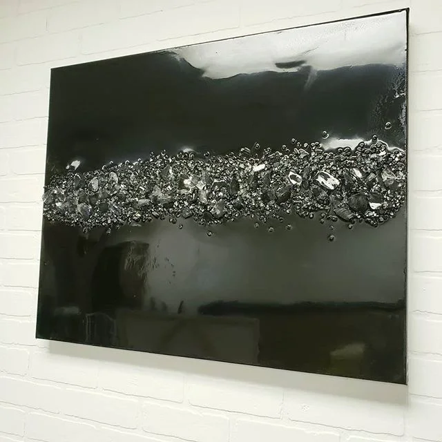 Black and jewels, looks like liquid and reflects like a mirror. So beautiful!!! #art #artwork #black #modern #design #interiordesign #home #decor #mixedmedia