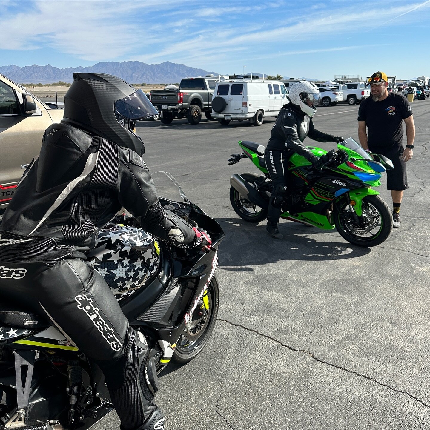 We are out here at @femmewalla with a few ladies on our rental ZX-4R, ZX-6R, and GSX-R 600! They flew in from all over the USA to enjoy a beautiful day in the California sun. 🌞 

#RideHVMC #Femmewalla #BikeRentals #TrackDay