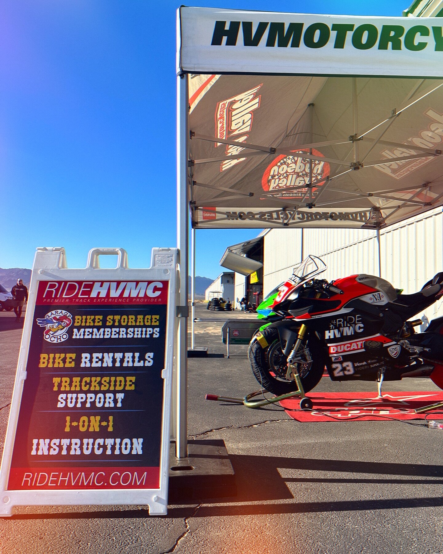 Ready for another great weekend of riding with @socaltrackdays! We&rsquo;ve got our V4R and ZX-4R rented with some out of town guests. 🤙🏼

#RideHVMC #BikeRentals #TrackExperiences