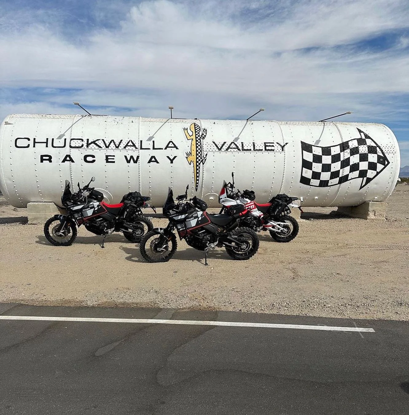The three amigos getting a little lost in the sand 🏜️ 😂

#RideHVMC #EnduroTour #DesertX #Ducati