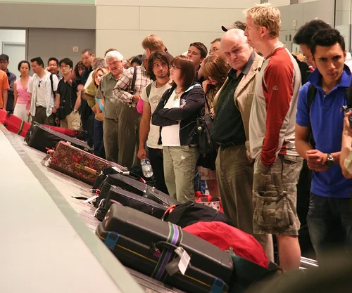 baggage-claim-crowd2.jpg