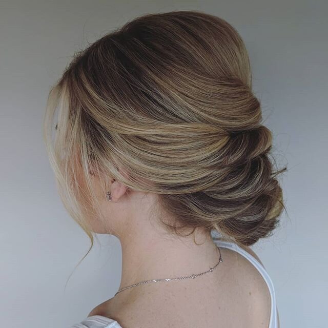 Can't wait for the 2020 wedding season to kick off here in the PNW! Specializing in bridal hair means I have tons of time in the winter to dream up new hairstyle ideas. 😍💭 This bridesmaid from last season wanted me to do whatever I wanted and this 