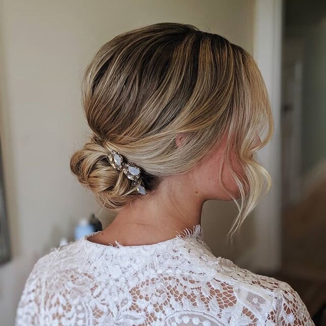 Looking back on my first year doing hair in the PNW and feeling so lucky! Being a bridal hairstylist is such a joy for me. It's always an honor to be included in such an important day in my clients lives! This wedding morning in my hometown with @mac