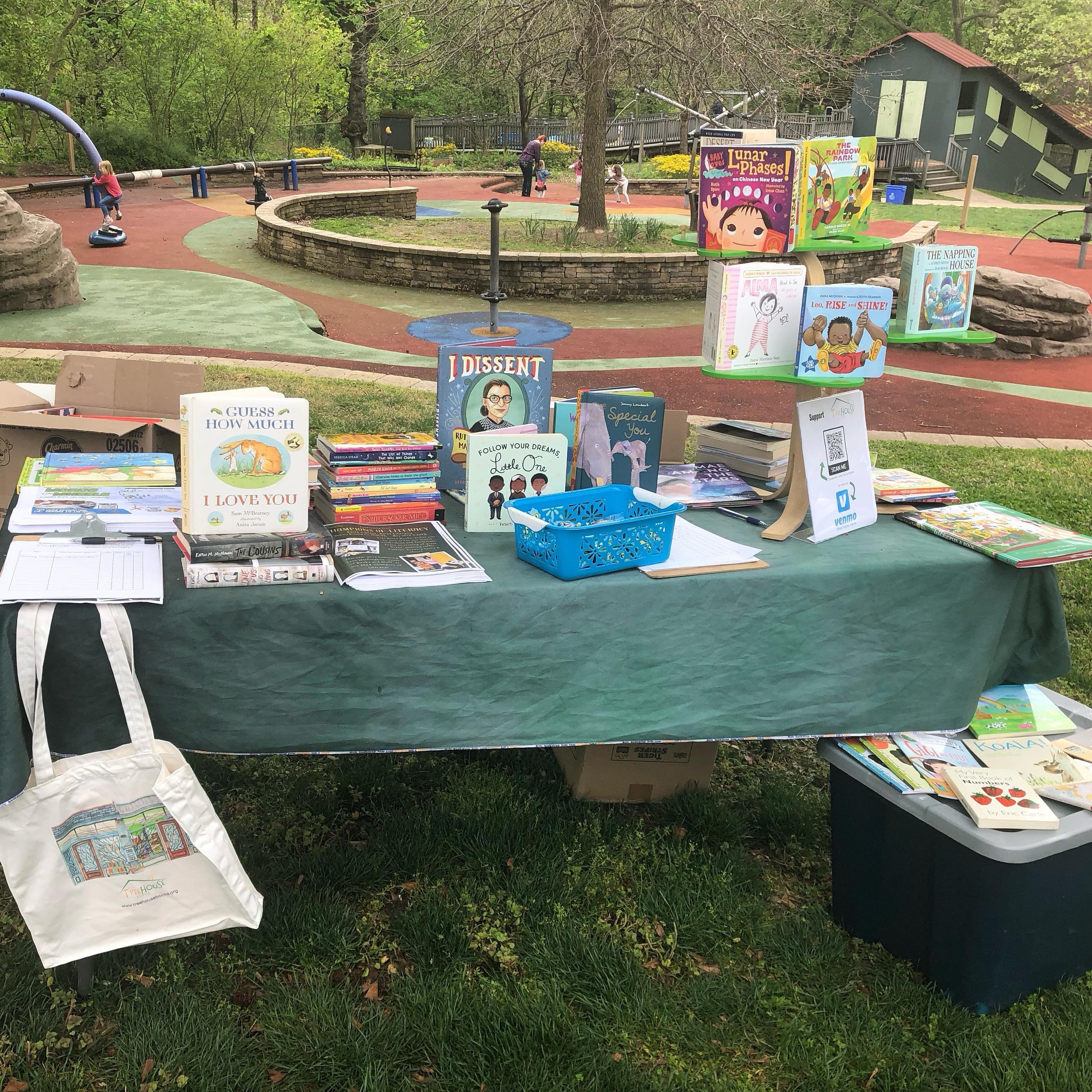 Thanks @whyy for having us out to @smithplayground today for Be My Neighbor Day! We loved talking with everyone and sharing free books for all!

 #bemyneighbor #bemyneighborday