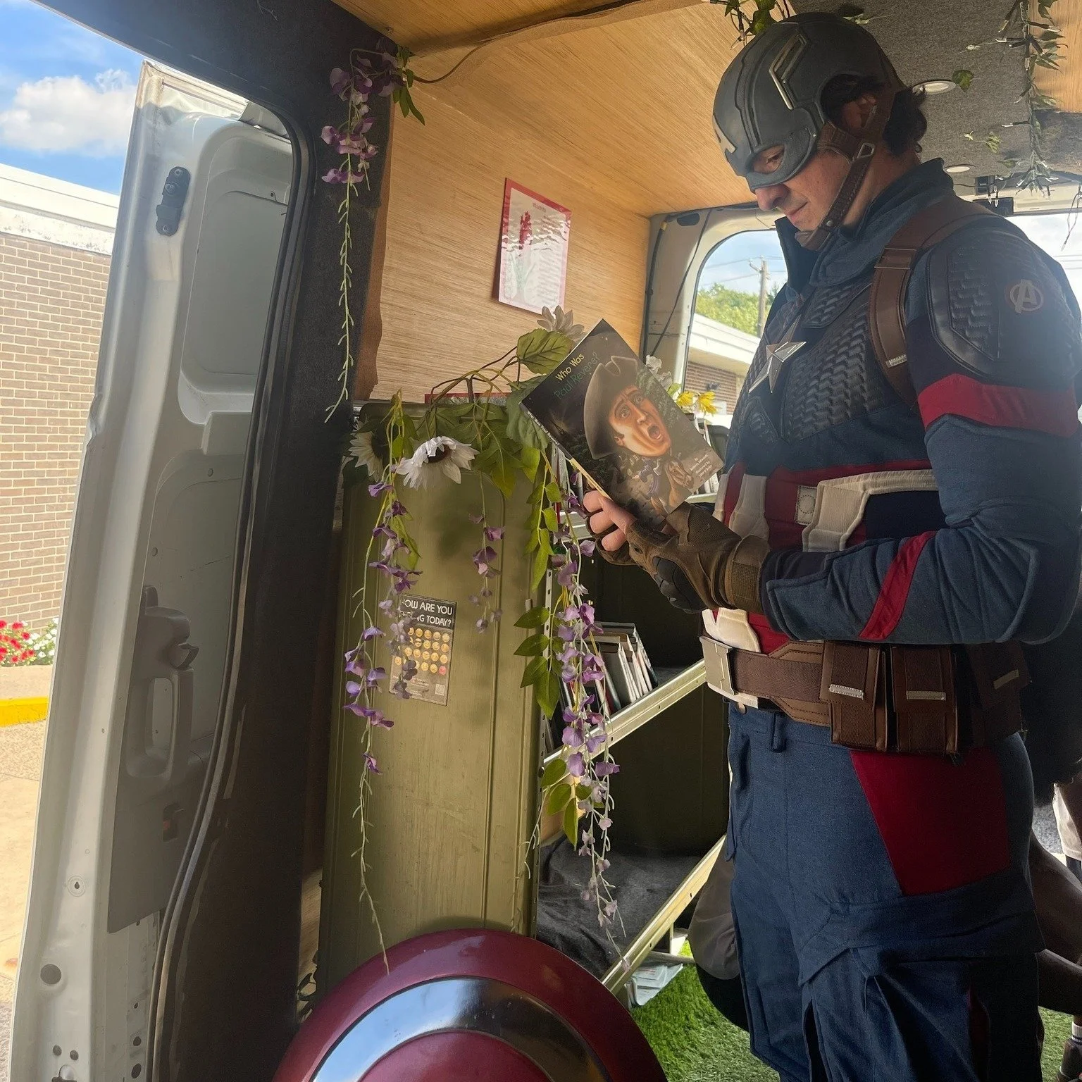 Look who visited the Book Mobile! 

Captain America loves to read and cannot wait to see what you choose as your next favorite book 🤩

#TreeHouse20
#GrowingReaders
#RootingCommunity
#PhillyReads
#TreeHouseBooks