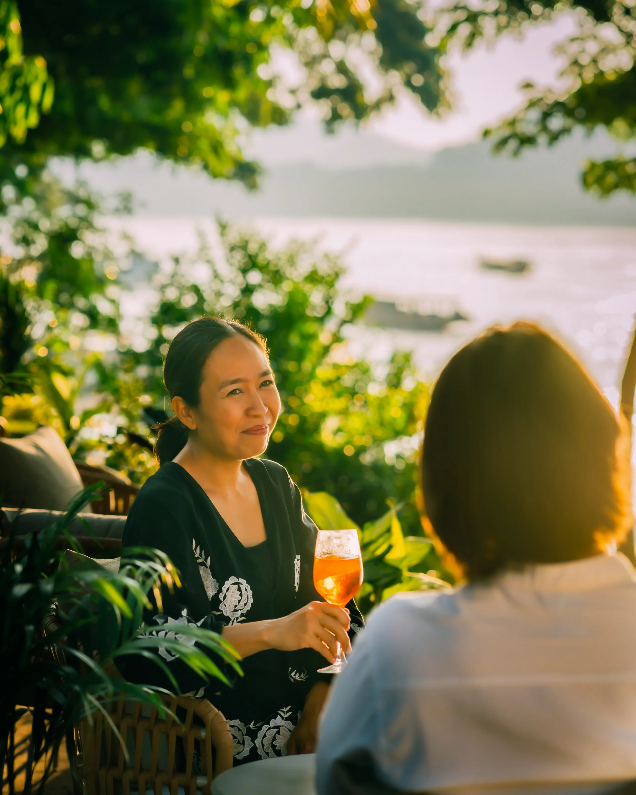 Your sunset Spritz is waiting&hellip;..🌅

A riverside spot for cocktail lovers, surrounded by greenery.

Come settle in at 525 Luang Prabang.