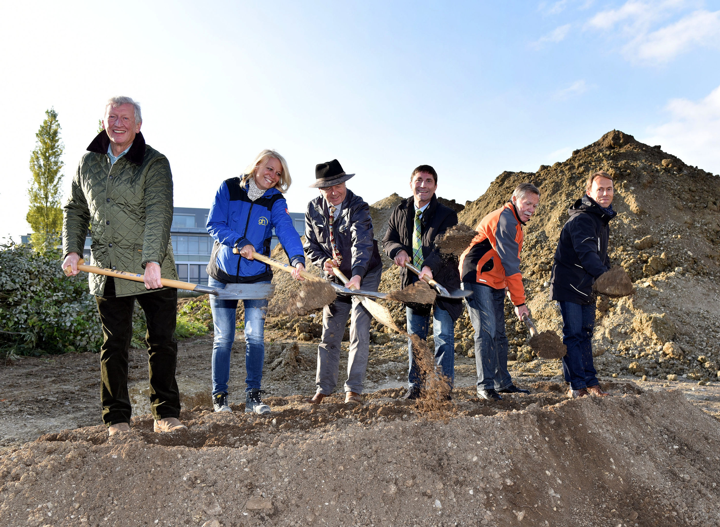 Zum Spaten griffen v. l.: Bürgermeister a.D. Franz Schwarz, Michaela Eckardt von der Bodenrecyclingfirma Gebrüder Huber, der Landschaftsarchitekt Simon Wankner, Bürgermeister Andreas Kemmelmeyer und Bürgermeister a.D. Klaus Läßing.