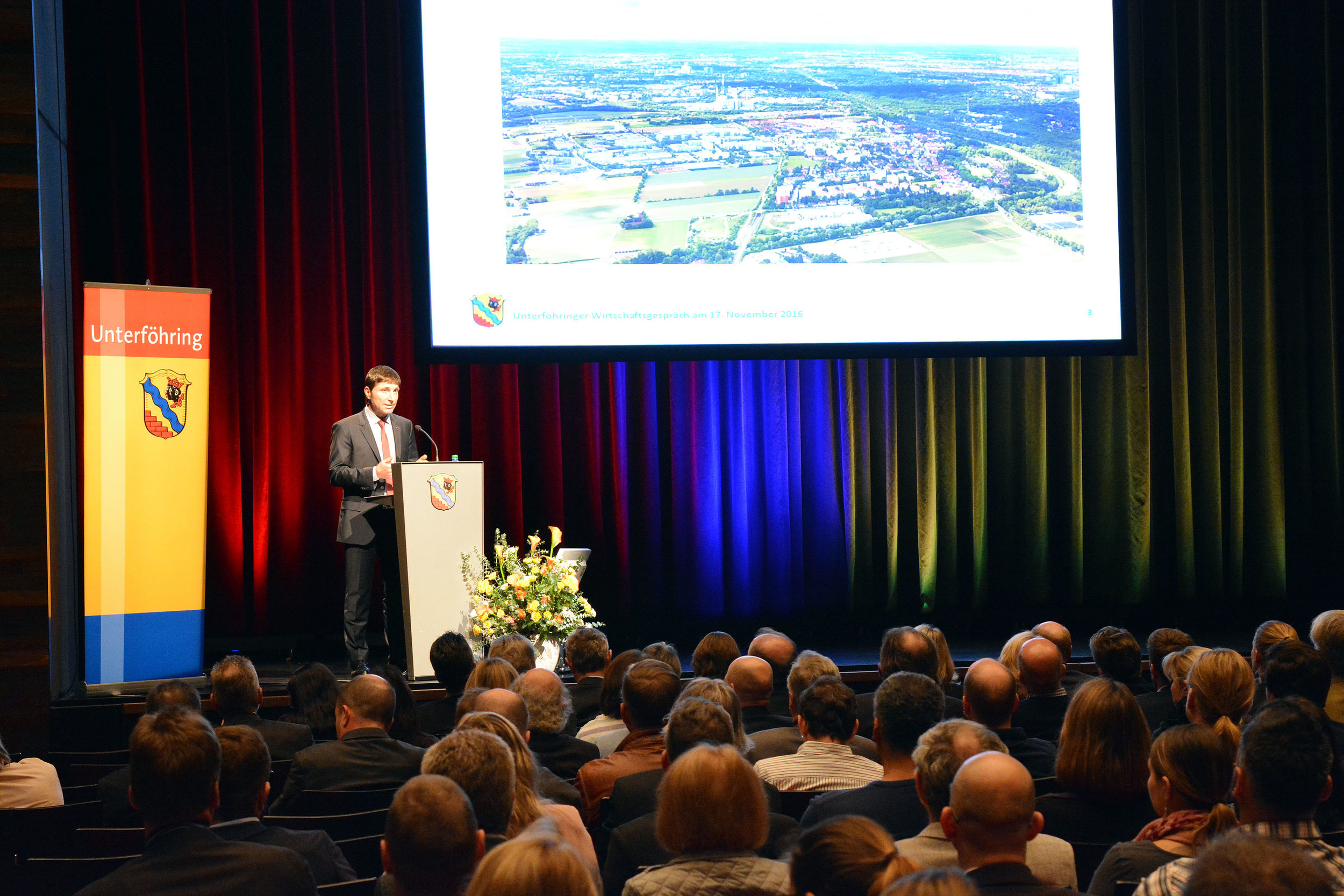 Bürgermeister Andreas Kemmelmeyer als Redner beim Wirtschaftsgespräch 2016.